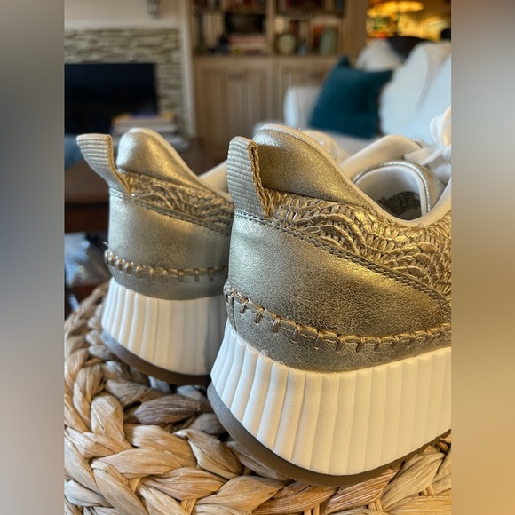 NEW Gold weave wedge/platform sneakers Universal Threads size 9.5 - Picture 4 of 14
